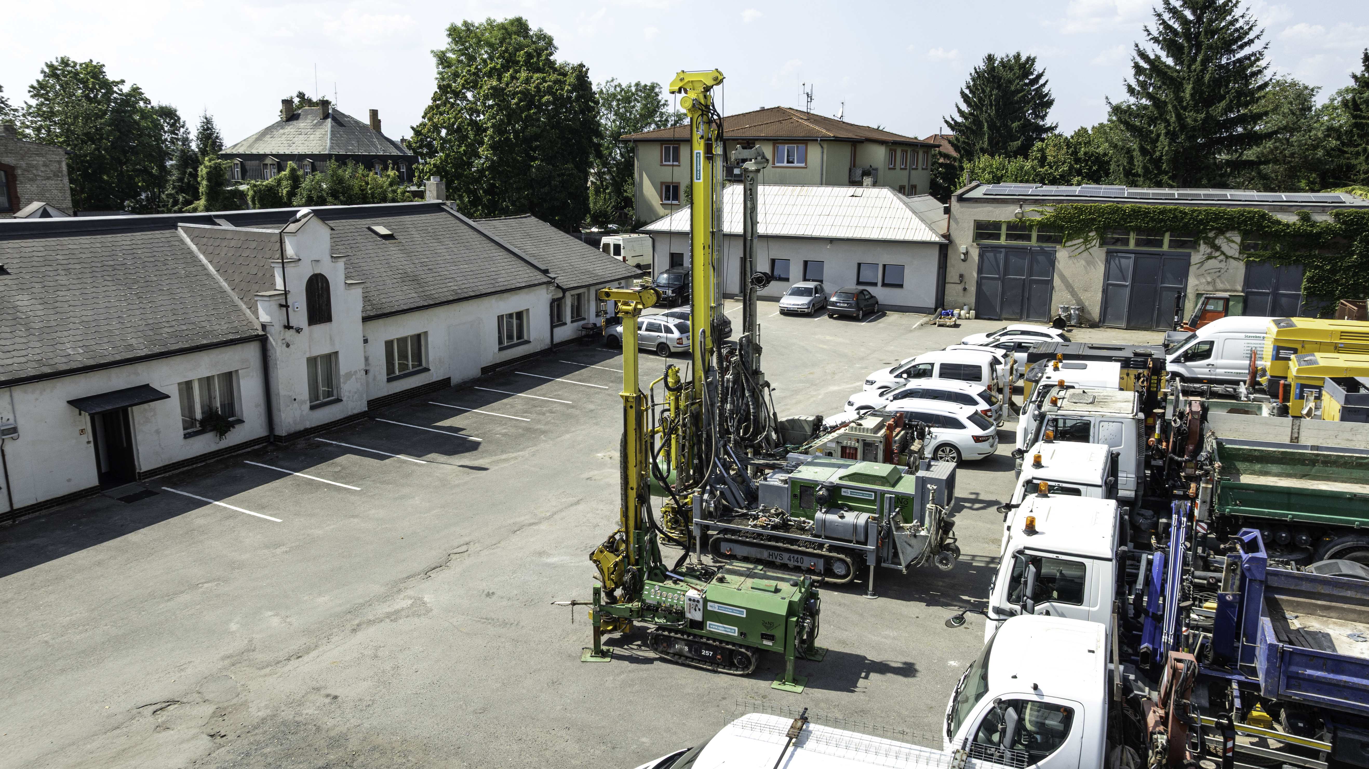 Nové vybavení – vrtná souprava, tahač, podvalník, nakladač